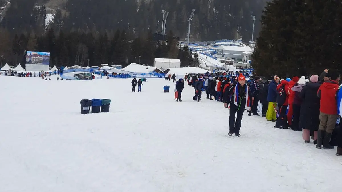 Noch ist es hin bis zum Rennen: Auf der Huber-Alm stehen die Leute trotzdem dicht gedrängt.
