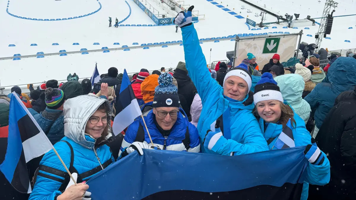 Die Verbrüderung mit den Esten auf der Tribüne funktioniert schnell.