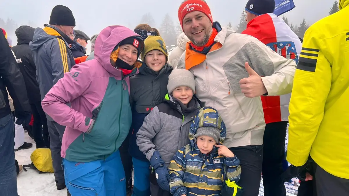 Hat am Wochenende handballfrei: der Blausteiner Regionalliga-Trainer Felix Hirsmüller mit Familie in Antholz.