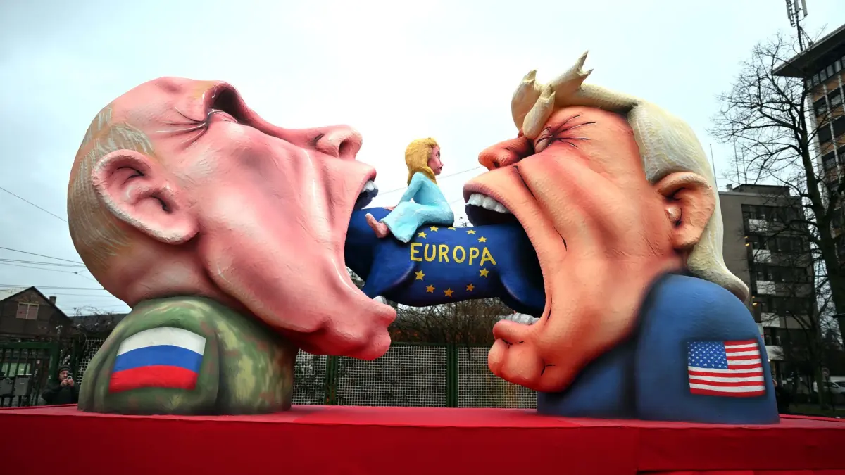 Rosenmontag am Rhein - Düsseldorf: 16.02.2026, Nordrhein-Westfalen, Köln: Ein Mottowagen mit Putin und Trump, die versuchen Europa zu fressen fährt aus der Wagenbauhalle. Der Rosenmontag am Rhein ist der Höhepunkt der rheinischen Karnevalssaison mit den traditionellen Umzügen unter anderem in Köln, Düsseldorf und Mainz Foto: Federico Gambarini/dpa +++ dpa-Bildfunk +++
