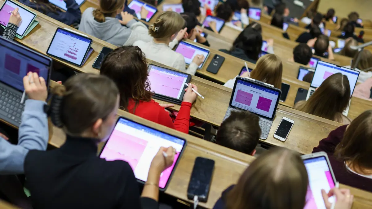 Hörsaal: ARCHIV - 21.11.2025, Sachsen, Leipzig: Studenten der Humanmedizin sitzen in einer Vorlesung im Anatomie-Hörsaal an der Medizinischen Fakultät der Universität Leipzig. (zu dpa: «Gericht bestätigt: Kein Bürgergeld für Studenten») Foto: Jan Woitas/dpa +++ dpa-Bildfunk +++