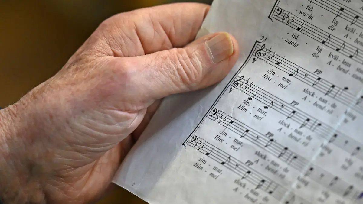 Chor: ARCHIV - 11.02.2026, Rheinland-Pfalz, Saulheim: Ein Chorsänger hält ein Liedblatt mit Musiknoten in der Hand. (zu dpa: «Männer singen anders») Foto: Michael Brandt/dpa +++ dpa-Bildfunk +++