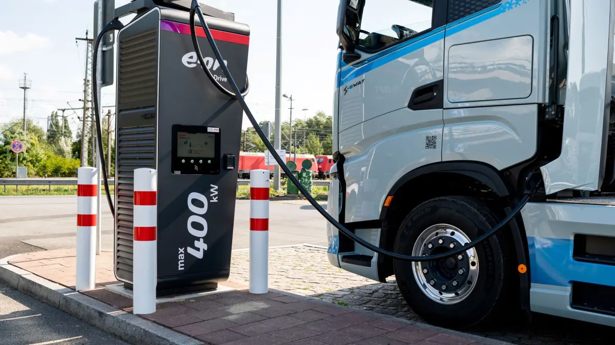 So viele E-Autos und E-Lkw fahren auf Deutschlands Straßen