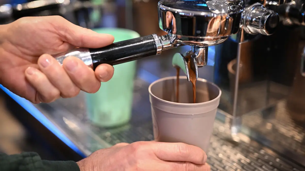 Plastikfasten: So reduzieren Sie Ihren Plastikkonsum: ARCHIV - 07.02.2023, Baden-Württemberg, Ravensburg: Mehrweg-Becher zum Mitnehmen sind die umweltfreundlichere Alternative für den Kaffee unterwegs. (zu dpa: «Plastikfasten: Wie kann ich verzichten?») Foto: Felix Kästle/dpa +++ dpa-Bildfunk +++