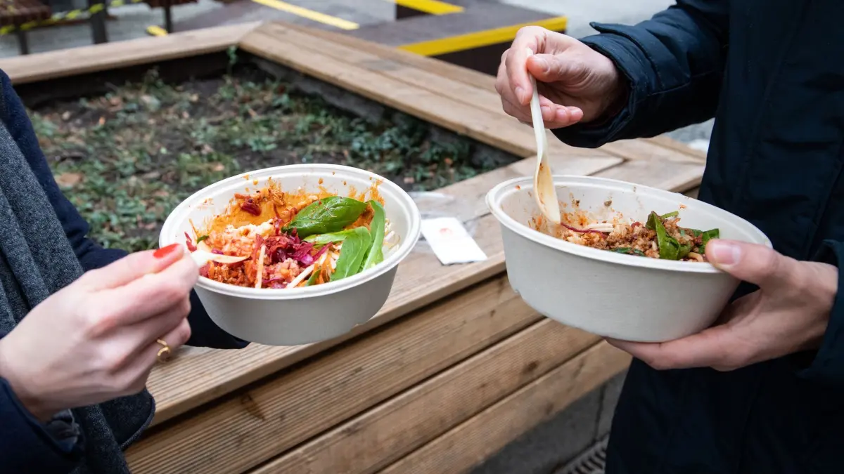Einwegverpackung: ARCHIV - 20.01.2021, Berlin: Ein Mann und eine Frau nehmen ihr Mittagessen aus einer Einwegverpackung zu sich. (zu dpa: «Berliner Bezirke starten neuen Anlauf für Verpackungssteuer») Foto: Bernd von Jutrczenka/dpa +++ dpa-Bildfunk +++