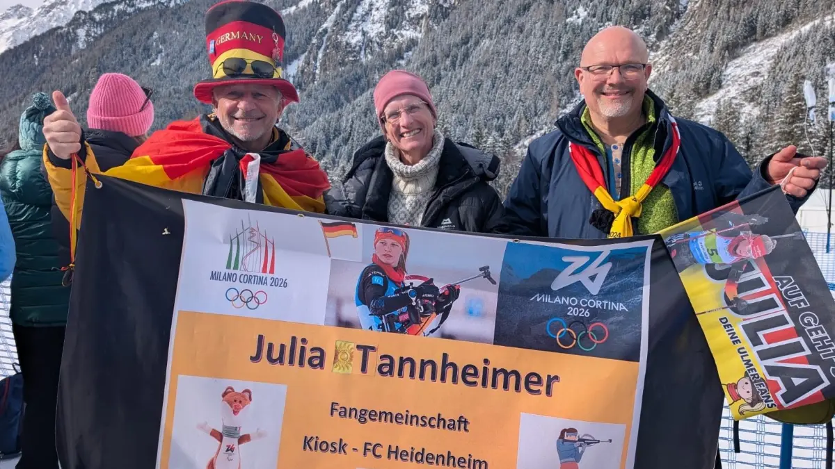 Bei der Frauenstaffel mit ausgebessertem Plakat und Mutter der Biathletin, Sibylle Tannheimer.
