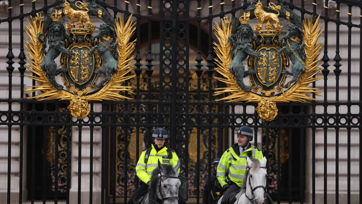 Epstein-Skandal - London: 20.02.2026, Großbritannien, London: Berittene Polizisten patrouillieren vor den Toren des Buckingham Palace in London, nachdem Andrew Mountbatten-Windsor von der britischen Polizei wegen des Verdachts auf Amtsmissbrauch im Zusammenhang mit seinen Verbindungen zu Jeffrey Epstein verhaftet und stundenlang festgehalten wurde. Foto: Kin Cheung/AP/dpa +++ dpa-Bildfunk +++