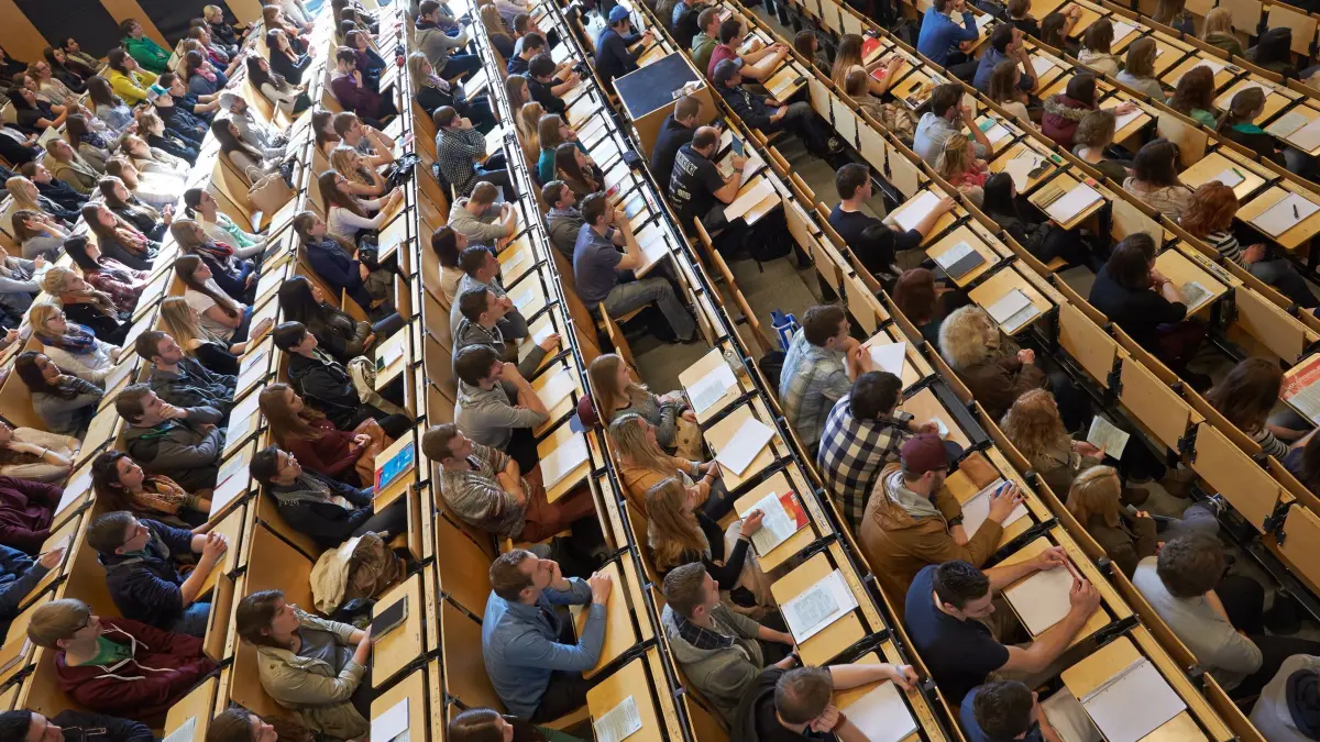 Universität Koblenz: ARCHIV - 10.04.2014, Rheinland-Pfalz, Koblenz: 10.04.2014, Rheinland-Pfalz, Koblenz: Studenten sitzen bei der Erstsemesterbegrüßung am Campus Koblenz der Universität Koblenz-Landau im großen Hörsaal. (zu dpa: «Grüne für mehr psychosoziale Beratung für Studierende») Foto: Thomas Frey/dpa +++ dpa-Bildfunk +++