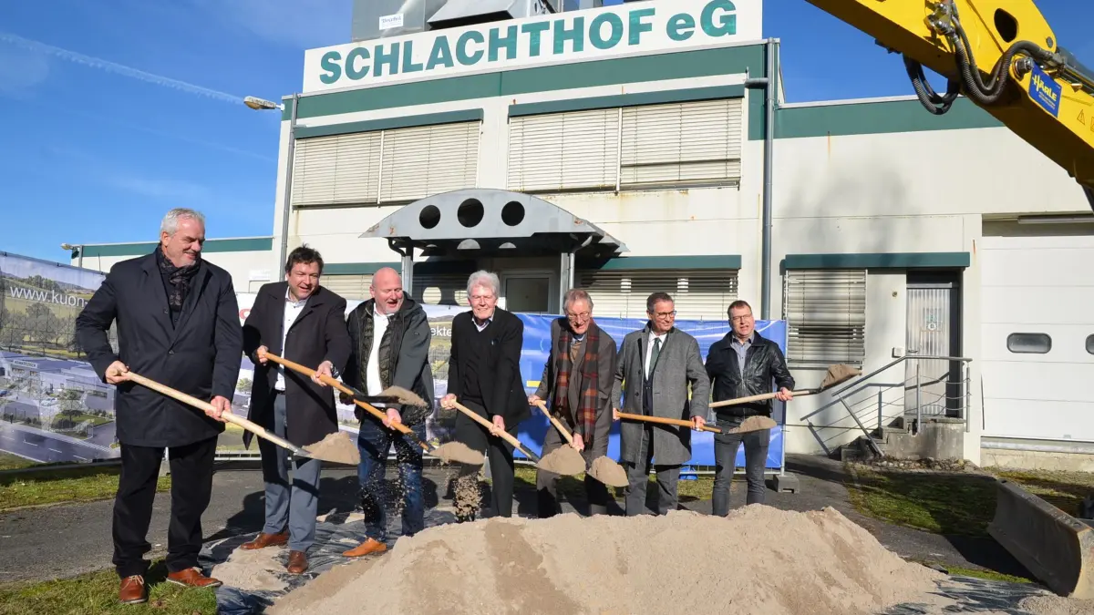 Haben gemeinsam gekämpft, damit der Schlachthof eine Zukunft hat: Architekt Josef Kuon, Gärtringens Bürgermeister Thomas Riesch, Josef Hecht (Geschäftsführer Heimatfleisch), Wolf Eisenmann als Verhandler im Auftrag des Landkreises, Landrat Roland Bernhard, Landwirtschaftsminister Peter Hauk und Daniel Burgmayer (Vorstand Heimatfleisch).