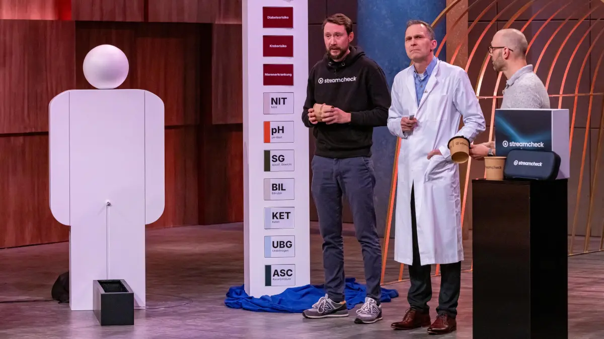 Sebastian Janus (l.), Stefan Siemer (M.) und Sebastian Heidrich (r.) demonstrieren den Löwinnen und Löwen, wie Streamcheck funktioniert.