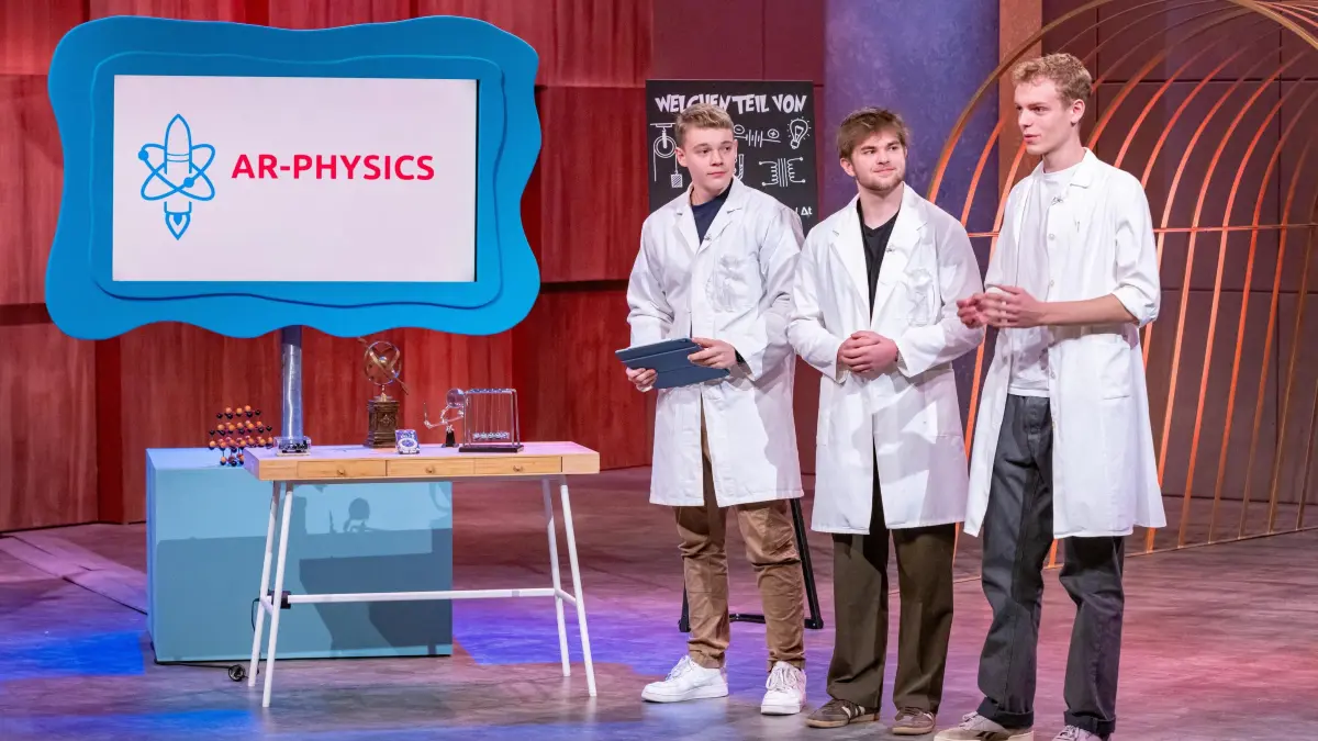 Felix Lachtrup (l.), Philipp Siedhoff (M.) und Jost Reelsen (r.) demonstrieren den Löwinnen und Löwen, wie AR-Physics funktioniert.