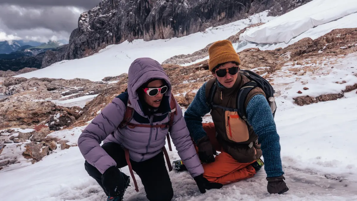 Auf dem Gletscher stoßen Jonas (Tim Oliver Schultz) und Marie (Salka Weber) auf eine alte Leiche.