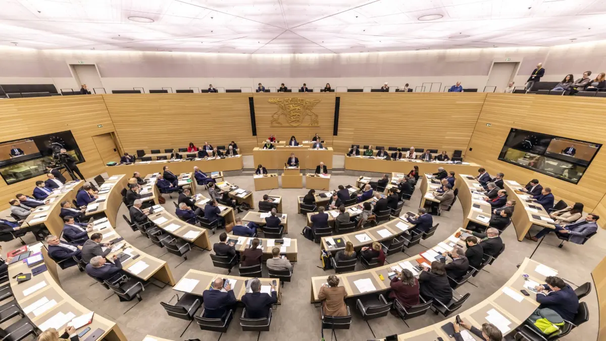 Baden-Württemberg: Landtag beschließt 123-Milliarden-Euro-Rekordhaushalt für die Jahre 2023 und 2024. 54. Sitzung des 17. LT von BW // DEU, Deutschland, Baden-Württemberg, Stuttgart, 21.12.2022. *** Baden Württemberg state parliament approves 123 billion euro record budget for 2023 and 2024 54 session of 17 LT of BW DEU, Germany, Baden Württemberg, Stuttgart, 21 12 2022