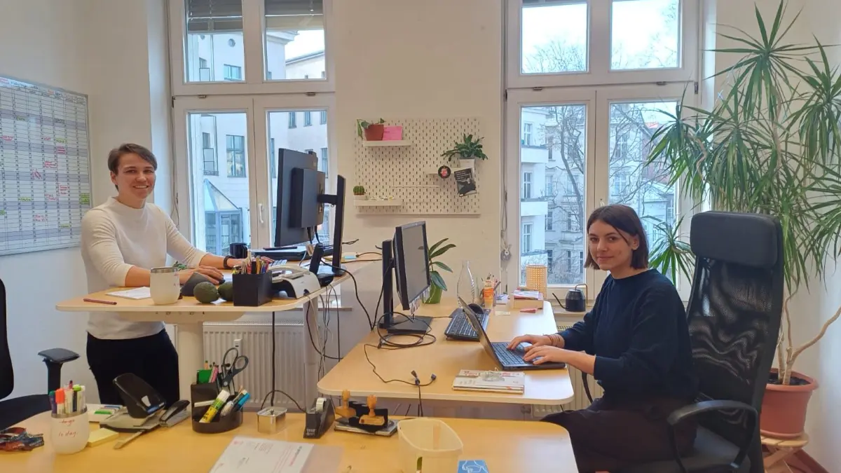 Lara Rodday (r.) und Lilly Seibt im Büro der Caritas in Berlin-Mitte. Beide helfen Kindern und Jugendlichen bei Suizidgedanken und in Krisen.