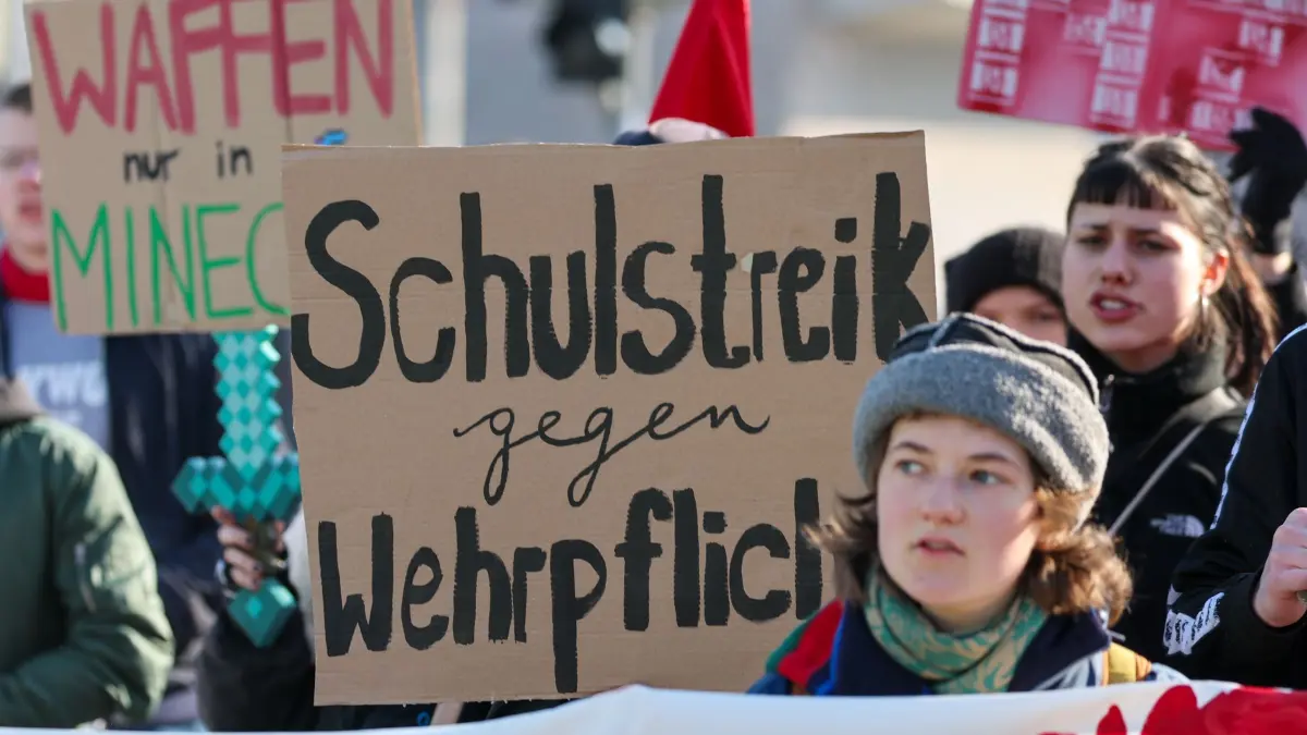Bundesweiter Schulstreik gegen Wehrpflicht - Leipzig: 05.03.2026, Sachsen, Leipzig: Schüler und Schülerinnen demonstrieren auf dem Augustusplatz gegen die Wehrpflicht. Am gleichen Tag gibt es einen bundesweiten Schulstreik als Protest gegen die Wehrdienst-Pläne der Bundesregierung. Das Gesetz für den neuen Wehrdienst war am 1. Januar in Kraft getreten. Foto: Jan Woitas/dpa +++ dpa-Bildfunk +++