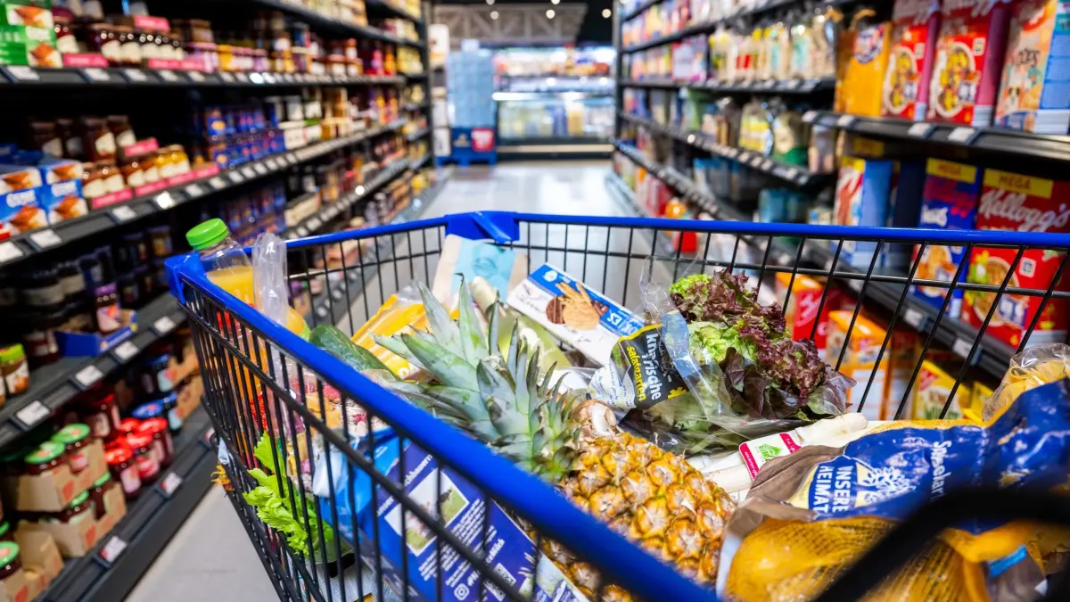Ein gefüllter Einkaufswagen steht im Supermarkt: ILLUSTRATION - Dass sich die Lebensmittelpreise innerhalb weniger Tage aufgrund der Nahost-Krise plötzlich erhöhen, ist zum jetzigen Zeitpunkt nicht wahrscheinlich. (zu dpa: «Nahost-Krise: Was bedeutet das für meinen Einkauf?») Foto: Benjamin Nolte/dpa-tmn - Honorarfrei nur für Bezieher des dpa-Themendienstes +++ dpa-Themendienst +++