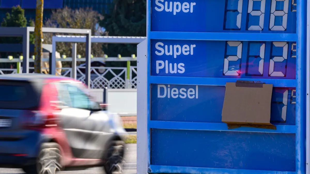 Hohe Spritpreise in Deutschland: 06.03.2026, Brandenburg, Frankfurt (Oder): Pappschild verdeckt den Dieselpreis von 2,21 Euro an der Anzeigetafel einer Tankstelle. Wegen steigender Energiepreise durch den Iran-Krieg kommt es in der polnischen Grenzregion zu Tank-Ansturm und langen Schlangen Foto: Patrick Pleul/dpa +++ dpa-Bildfunk +++