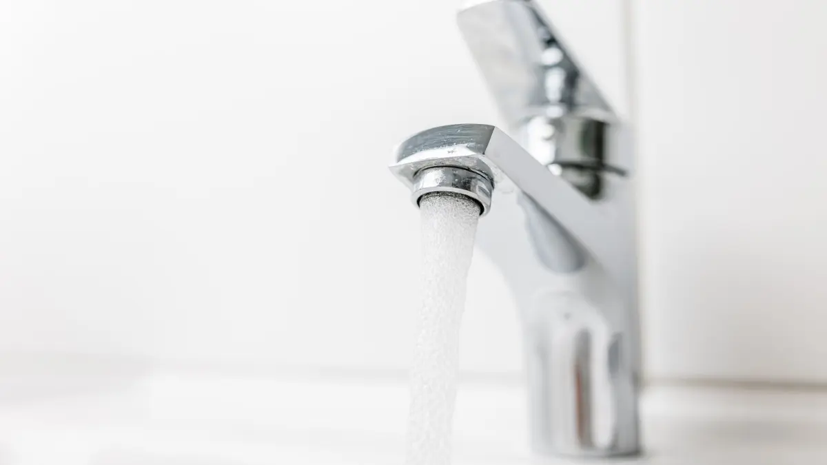 Trinkwasser landesweit nur gering mit PFAS belastet: ARCHIV - 09.08.2021, Baden-Württemberg, Freiburg: Wasser läuft aus einem Wasserhahn. In Sachsen-Anhalt hat das Landesamt für Verbraucherschutz nur geringe Mengen der Ewigkeitschemikalien (PFAS) im Trinkwasser festgestellt. (zu dpa: «Trinkwasser landesweit nur gering mit PFAS belastet») Foto: Philipp von Ditfurth/dpa +++ dpa-Bildfunk +++