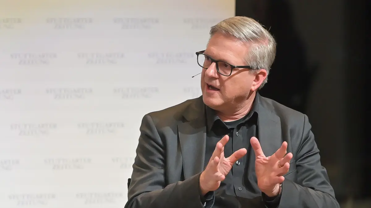 Stuttgart, Die Wahl 2025, Podiumdiskussion Zeitenwende fuer Deutschland
Deutschland steht an einem Wendepunkt. Experten aus Wissenschaft und Medien diskutieren am 13. Februar in der Reihe „Mittendrin“ dieser Zeitung die Lage vor dieser entscheidenden Bundestagswahl.
Rebekka Wiese und Tobias Peter, Frank Brettschneider, Ursula Weidenfeld, wie der Chefredakteur der Stuttgarter Zeitung, Joachim Dorfs,