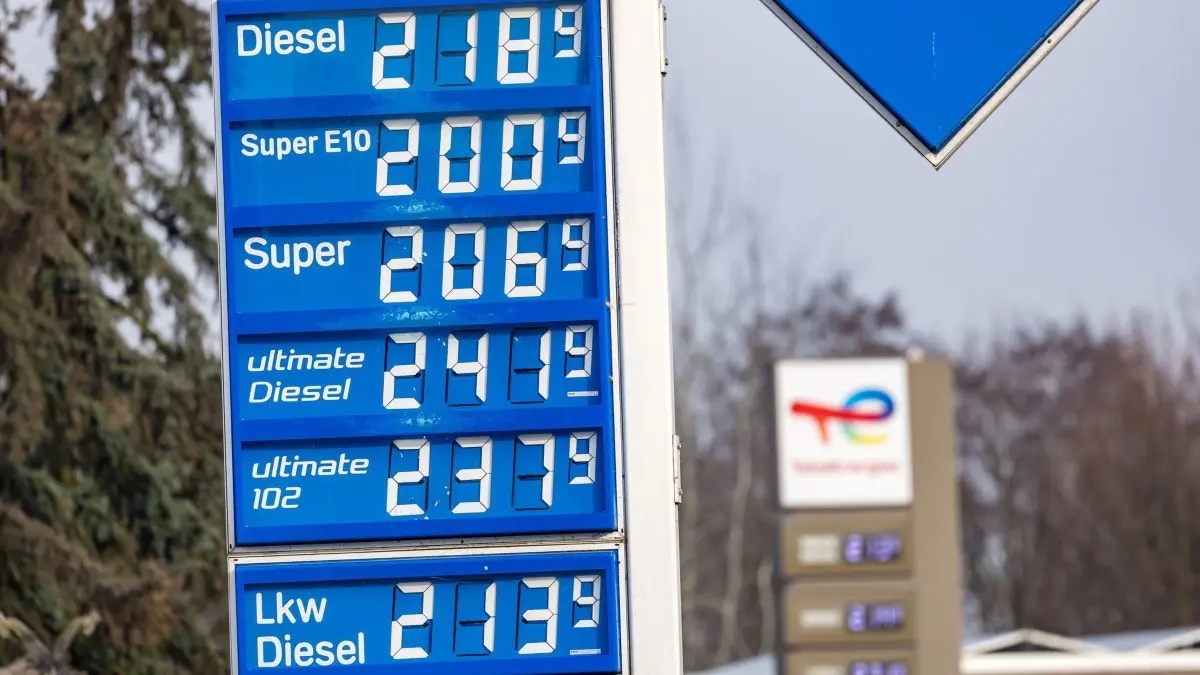 Kraftstoffpreise in Südbrandenburg: 08.03.2026, Brandenburg, Vetschau: Alle Kraftstoffsorten kosten am Sonntagvormittag mehr als zwei Euro je Liter. Mit Beginn des Iran-Krieges waren die Kraftstoffpreise in Deutschland sprungartig gestiegen. Foto: Frank Hammerschmidt/dpa +++ dpa-Bildfunk +++