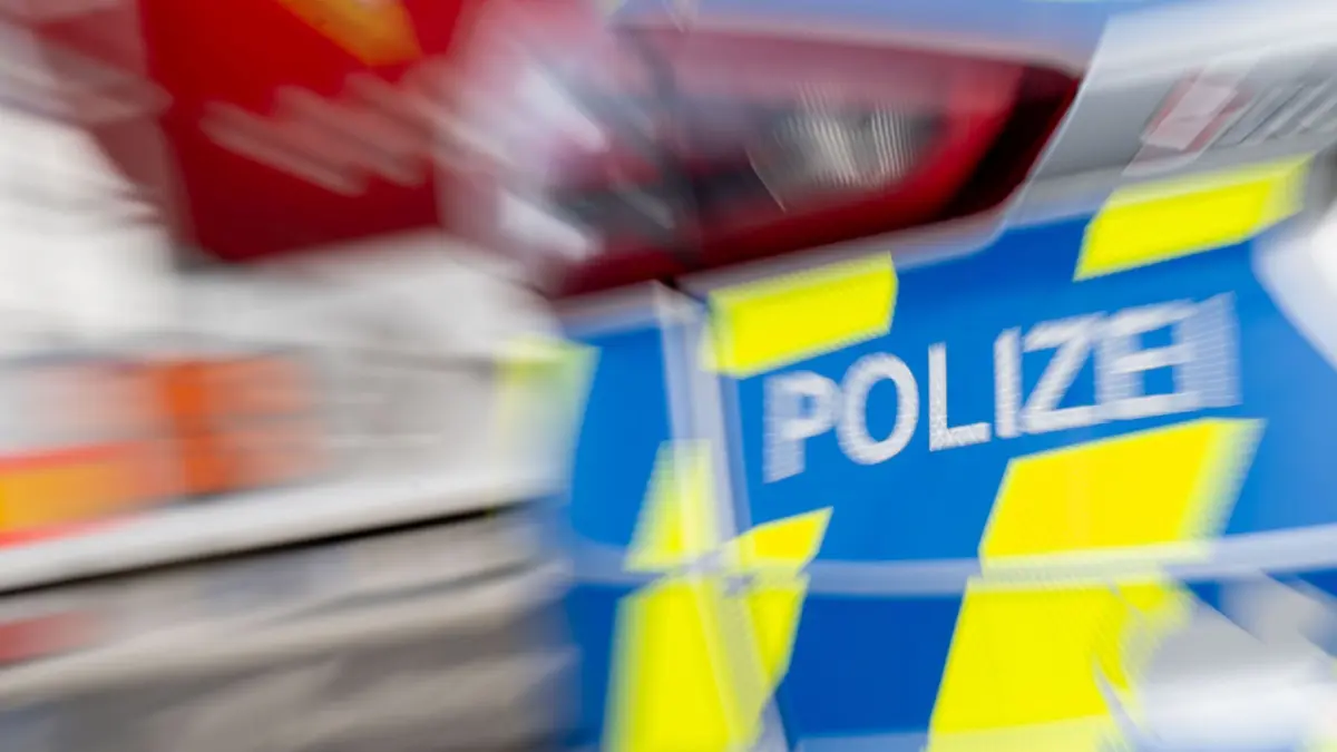 Durch einen Unfall ist ein 28-Jähriger tödlich verletzt worden.: SYMBOLBILD - 19.02.2024, Sachsen-Anhalt, Könnern: Ein Polizeifahrzeug steht auf dem LKW-Parkplatz Plötzetal an der A14. (zu dpa: «28 Jahre alter E-Bike-Fahrer stirbt bei Unfall nahe Bernburg») Foto: Hendrik Schmidt/dpa +++ dpa-Bildfunk +++