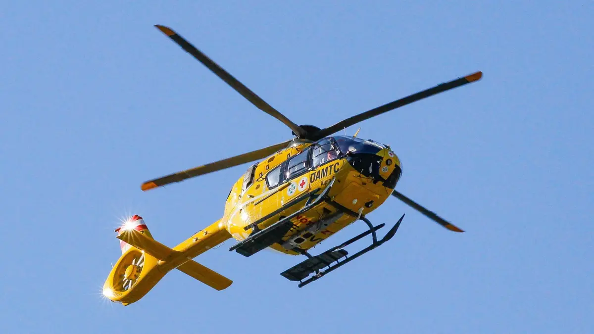 06.11.2021 / ÖAMTC Rettungshubschrauber Christophorus über Schwaz, Tirol, Österreich / Notarzthubschrauber, Notarzt-Hubschrauber / Flugrettung / Luftrettung / Rettungseinsatz / Heli / Helicopter / Hubschrauber OE-XVD / Hersteller: Airbus Helicopters H135 / Bergrettung, Bergrettungsdienst Österreich / Österreichisches Rotes Kreuz *** 06 11 2021 ÖAMTC rescue helicopter Christophorus over Schwaz, Tyrol, Austria emergency helicopter, emergency doctor helicopter air rescue air rescue rescue mission helicopter helicopter OE XVD manufacturer Airbus Helicopters H135 mountain rescue, mountain rescue service Austria Austrian Red Cross
