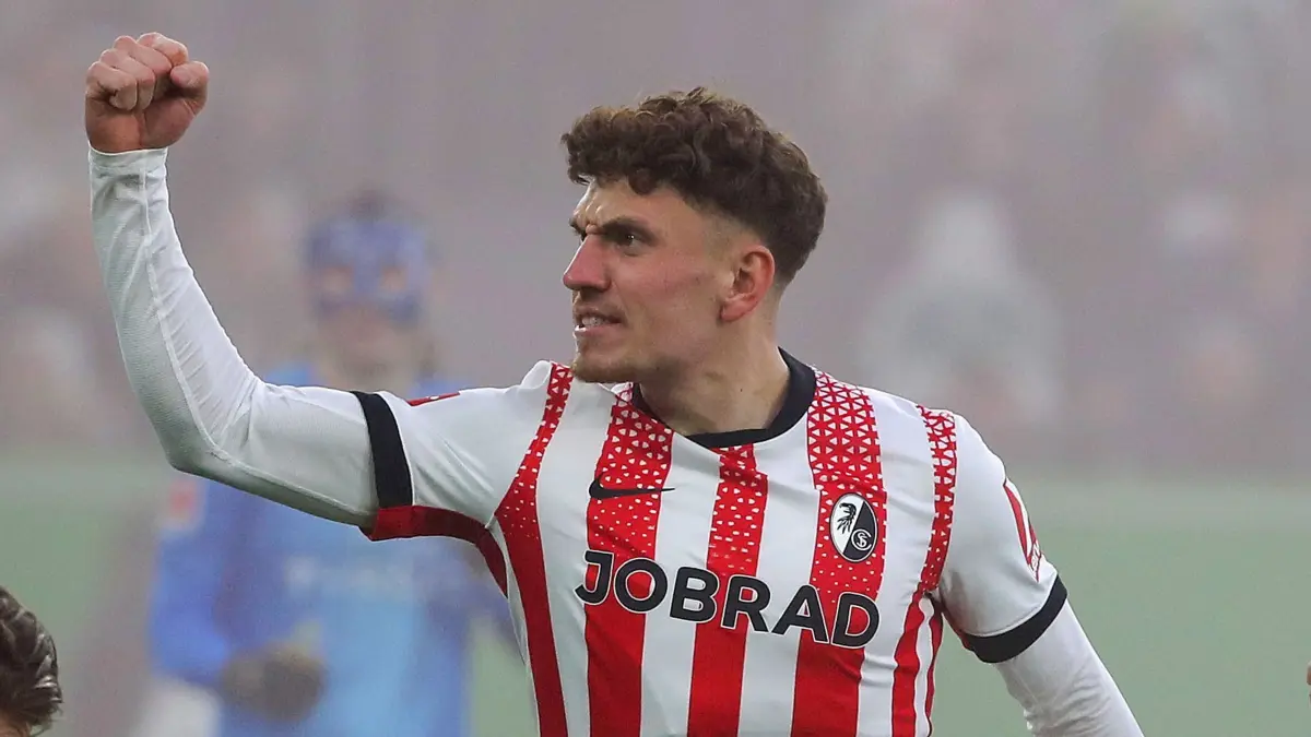 Philipp Treu: ARCHIV - 20.12.2025, Niedersachsen, Wolfsburg: Fußball: Bundesliga, VfL Wolfsburg - SC Freiburg, 15. Spieltag, Volkswagen Arena, Philipp Treu (SC Freiburg) jubelt nach seinem Tor zum 0:1. (zu dpa: ««Sehr besonders»: Freiburg will erstmals ins Viertelfinale») Foto: Darius Simka/dpa +++ dpa-Bildfunk +++