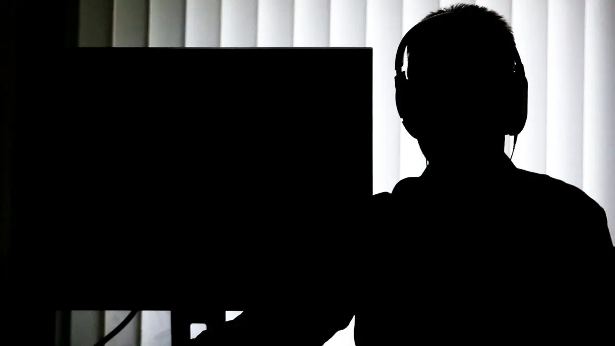 Ermittlungen im Netz.: ARCHIV - 19.08.2013, ---: ILLUSTRATION - Ein Beamter sitzt mit Kopfhörern vor einem Computer in einem Büro. (zu dpa: «Was Ermittler künftig im Netz dürfen sollen») Foto: Christian Charisius/dpa +++ dpa-Bildfunk +++