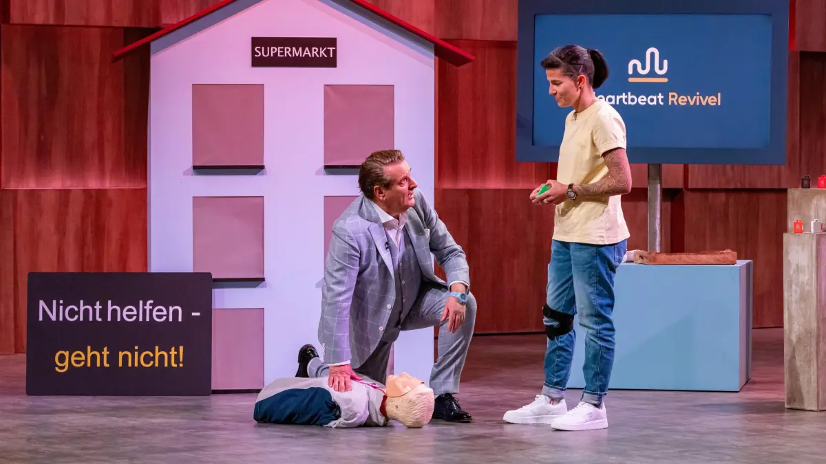 Investor Ralf Dümmel macht den Praxistest von Heartbeat Revivel.