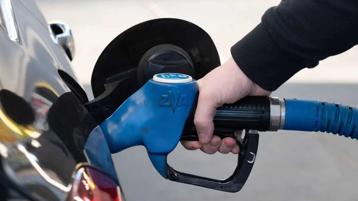 04.03.2026, Luxemburg, Wasserbillig: Eine Person tankt ein Auto an einer Tankstelle in Wasserbillig (Luxemburg). Dort ist der Kraftstoff zur Zeit etwas günstiger als in Deutschland. (zu dpa: «Billiger tanken - Reger Andrang an Luxemburger Tankstellen») Foto: Harald Tittel/dpa +++ dpa-Bildfunk +++