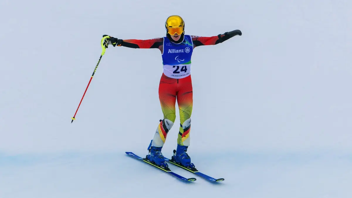 Paralympics: Achter Wettkampftag: 14.03.2026, Italien, Cortina D'ampezzo: Andrea Rothfuss (Deutschland) fährt während dem zweiten Durchgang die Piste in Cortina herunter. Am achten Wettkampftag der Paralympics steht in Cortina d'Ampezzo der Slalom der Frauen an. Foto: Philipp von Ditfurth/dpa +++ dpa-Bildfunk +++