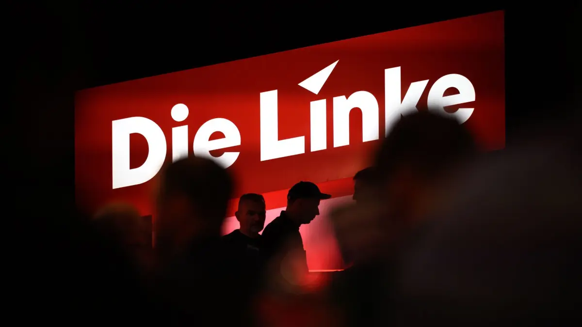 Die Linke: ARCHIV - 10.05.2025, Sachsen, Chemnitz: Delegierte sitzen auf dem Bundesparteitag unter dem Logo der Partei Die Linke in Chemnitz. (zu dpa: «Niedersachsens Linke weist Antisemitismus-Vorwurf zurück») Foto: Hendrik Schmidt/dpa +++ dpa-Bildfunk +++