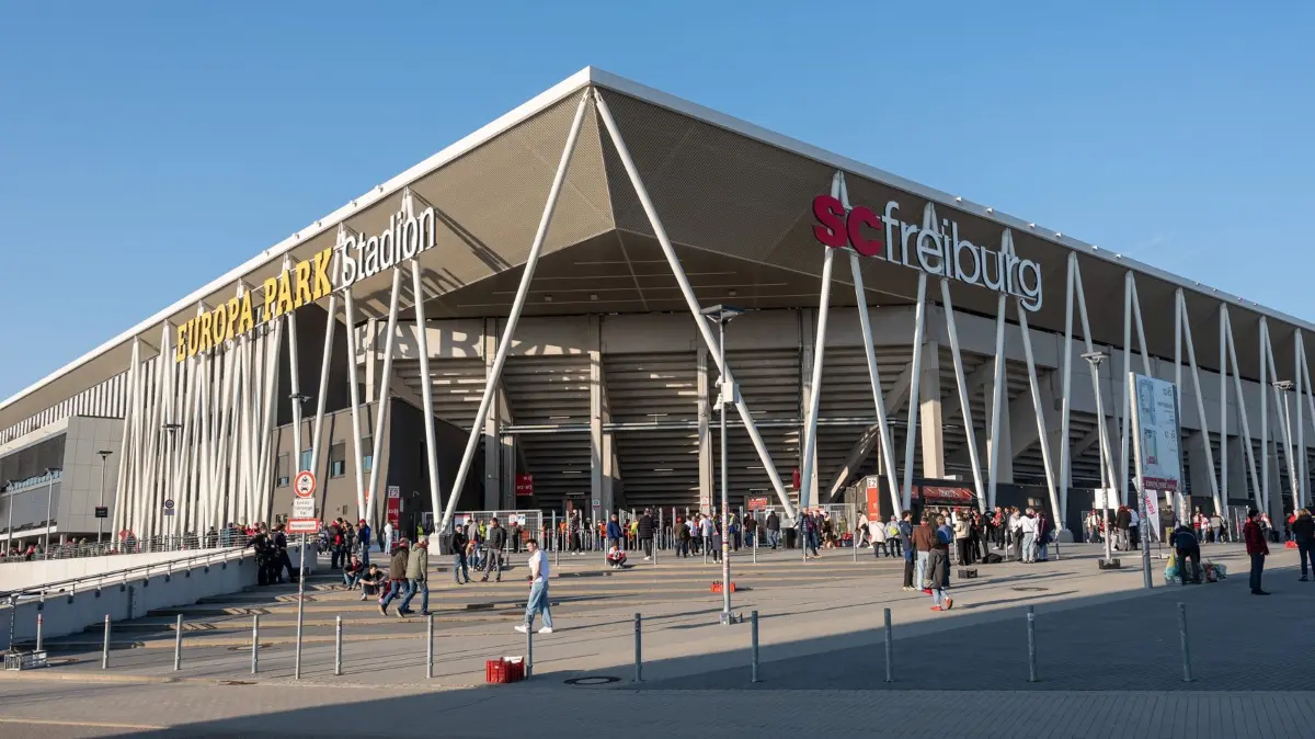 SC Freiburg - KRC Genk: 19.03.2026, Baden-Württemberg, Freiburg im Breisgau: Fußball, Männer: Europa League, SC Freiburg - KRC Genk, K.o.-Runde, Achtelfinale, Rückspiel, Europa-Park Stadion. Außenaufnahme des Europa-Park Stadions. Foto: Silas Stein/dpa +++ dpa-Bildfunk +++
