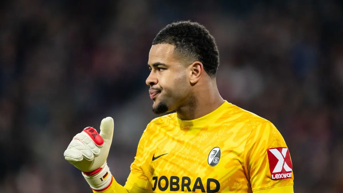 SC Freiburg - KRC Genk: 19.03.2026, Baden-Württemberg, Freiburg im Breisgau: Fußball, Männer: Europa League, SC Freiburg - KRC Genk, K.o.-Runde, Achtelfinale, Rückspiel, Europa-Park Stadion. Torwart Noah Atubolu (SC Freiburg) gestikuliert auf dem Platz. Foto: Silas Stein/dpa +++ dpa-Bildfunk +++