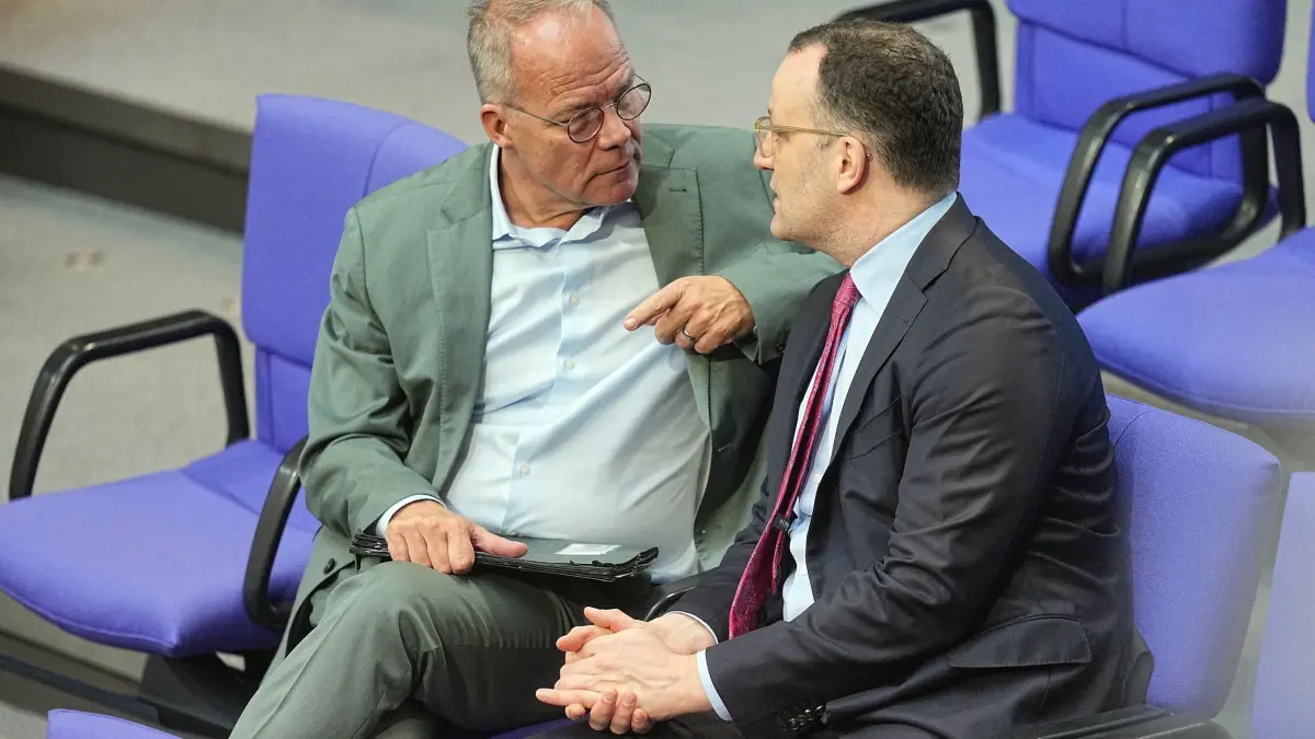 Bundestag: 19.03.2026, Berlin: Mathias Miersch (l), SPD-Fraktionsvorsitzender im Bundestag, spricht mit Jens Spahn (CDU), CDU/CSU-Fraktionsvorsitzender im Bundestag, im Plenarsaal im Bundestag. Foto: Michael Kappeler/dpa +++ dpa-Bildfunk +++