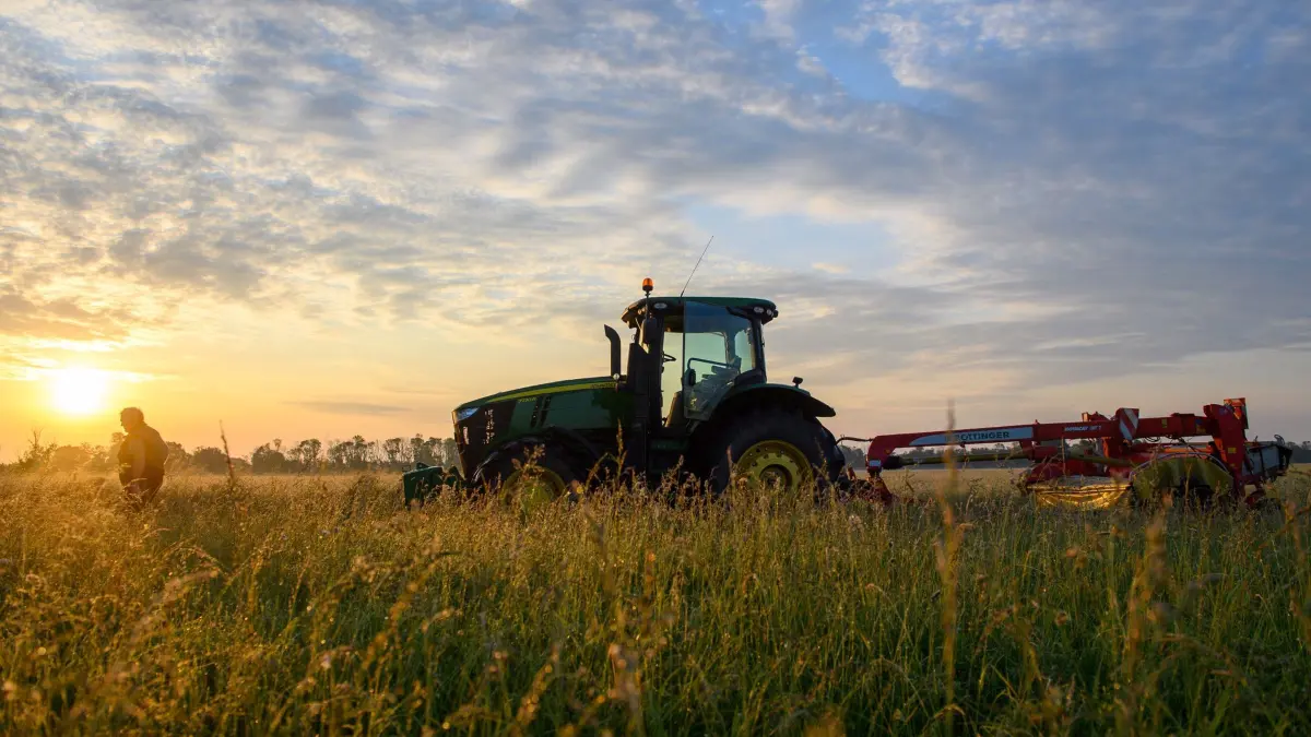 Landwirtschaft in Sachsen-Anhalt: ARCHIV - 24.05.2024, Sachsen-Anhalt, Schönebeck: Ein Traktor steht vor der aufgehenden Sonne auf einem Feld. (zu dpa: «Düngerpreise steigen - Bauern in Sachsen-Anhalt unter Druck») Foto: Klaus-Dietmar Gabbert/dpa +++ dpa-Bildfunk +++