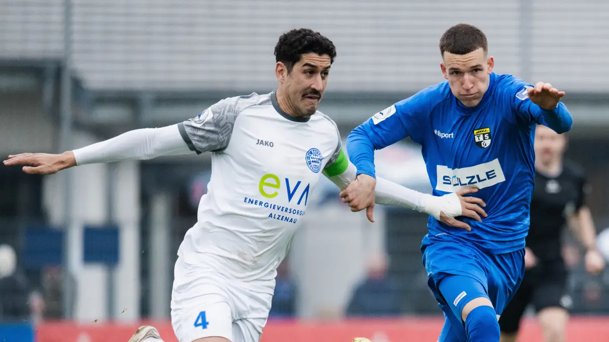 FC Bayern Alzenau vs. TSG Balingen, Fussball, Regionalliga Suedwest, 25 Spieltag, Saison 2025/2026, 21.03.2026 : Hanza Boutakhrit (FC Bayern Alzenau, #04), Simun Birkic (TSG Balingen, #20)
FC Bayern Alzenau vs. TSG Balingen, Fussball, Regionalliga Suedwest, 25 Spieltag, Saison 2025/2026, 21.03.2026
Eibner-Pressefoto/Attila Ziga