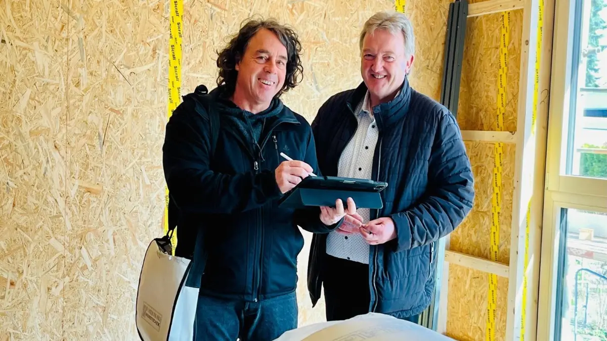 Architekt Thomas Arndt aus Geislingen und Bürgermeister Thomas Miller beim Baustellen-Gang.