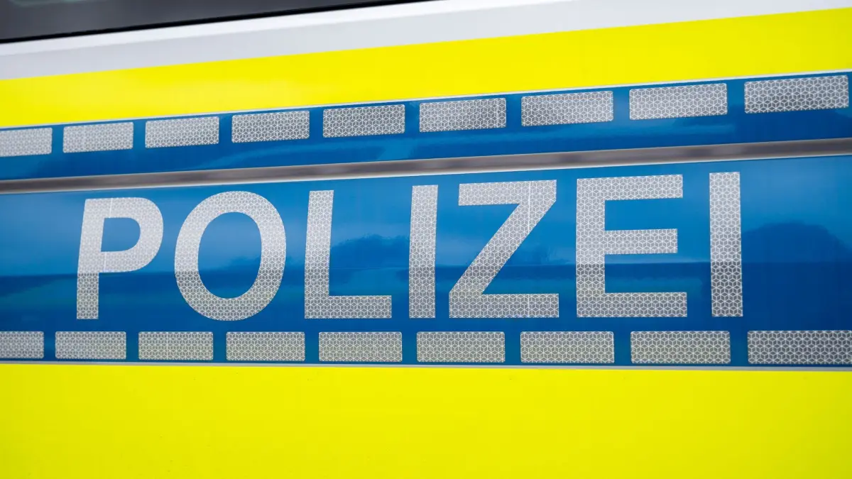 Diebstahl von Pflanzenschutzmittel und Saatgut bei Agrarbetrieb: ARCHIV - 07.03.2024, Thüringen, Suhl: Der Schriftzug «Polizei» steht auf einem Einsatzfahrzeug. Die Beute im Wert von mehreren zehntausend Euro sollen die Diebe mit Fahrzeugen abtransportiert haben. (zu dpa: «Saatgut und Pflanzenschutzmittel in Bad Langensalza geklaut») Foto: Daniel Vogl/dpa +++ dpa-Bildfunk +++