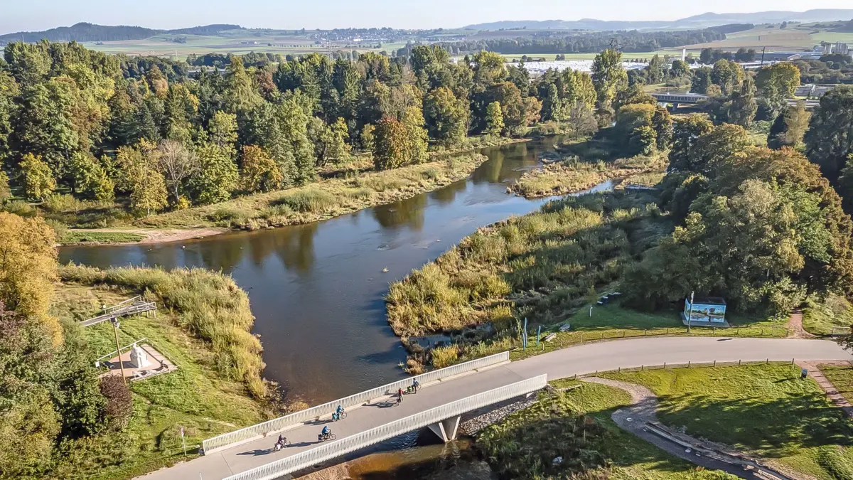 Revitalisierte Flusslandschaft am Donauursprung: Blick von der Breg flussabwärts, die Brigach kommt von links und die Donau nimmt nach rechts ihren Lauf.