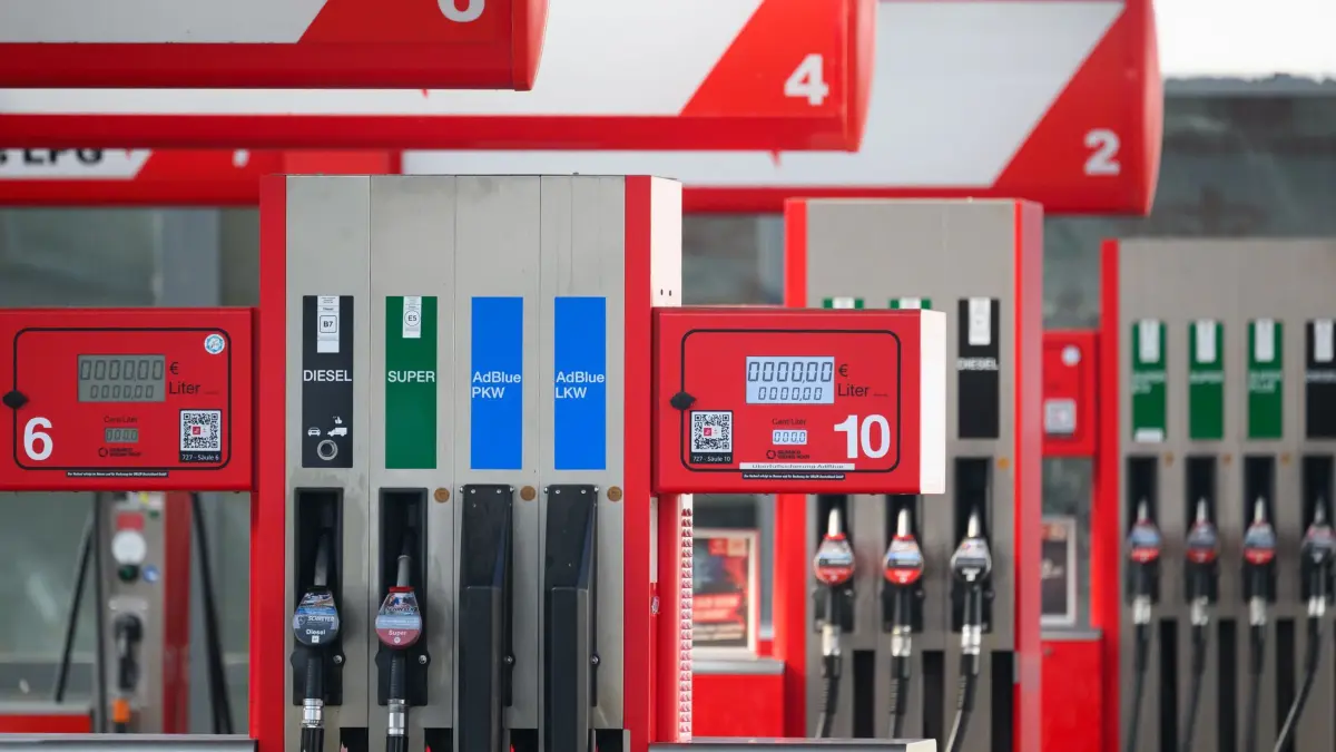 Spritpreise: ARCHIV - 19.03.2026, Sachsen, Dresden: Menschenleer ist eine Tankstelle an der Großenhainer Straße. (zu dpa: «Bundestag stimmt über Spritpreispaket ab») Foto: Robert Michael/dpa +++ dpa-Bildfunk +++