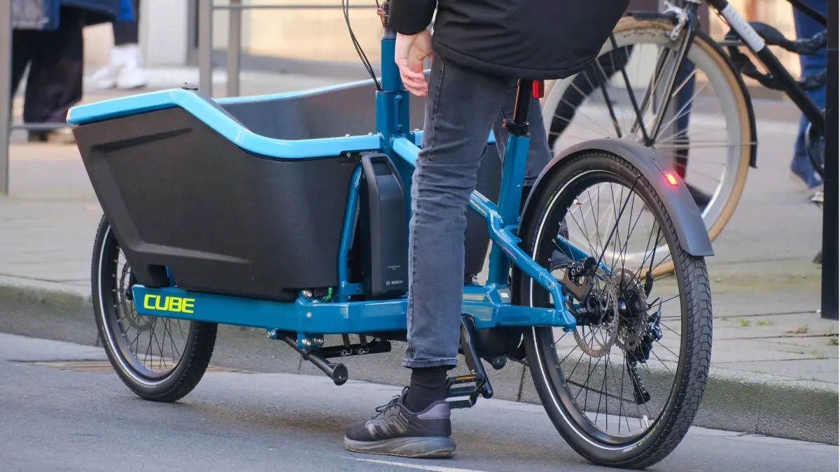 Düsseldorf 18.01.2025 Lastenfahrrad Lastenrad Fahrrad Cube Fahrradweg Mobilitätswende Verkehrswende Düsseldorf Nordrhein-Westfalen Deutschland