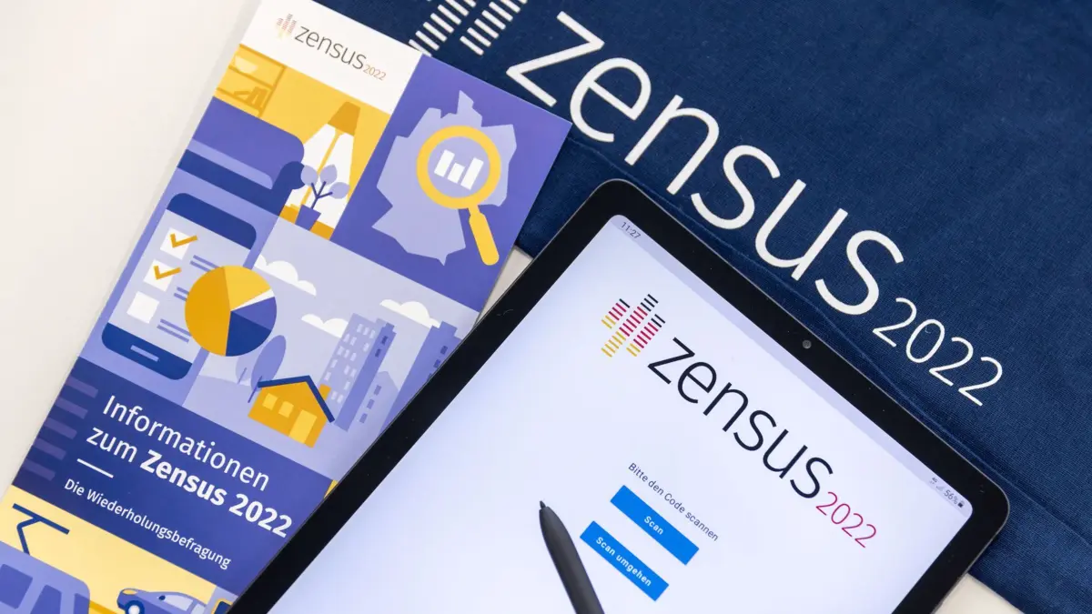 ARCHIV - 02.05.2022, Bayern, Fürth: "Zensus 2022" steht auf einem Tablet, mit dem Erhebungsbeauftragte des Zensus, die Befragungen vor Ort durchführen. (zu dpa «Zensus: Inventur des Saarlandes beginnt») Foto: Daniel Karmann/dpa +++ dpa-Bildfunk +++