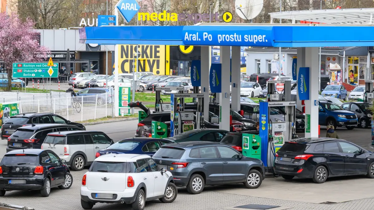 Polens Spritpreisdeckel tritt in Kraft: 31.03.2026, Polen, Slubice: Fahrzeuge mit deutschen Kennzeichen stehen an einer Tankstelle im polnischen Slubice. Polens Regierung hat die Preise für Benzin und Diesel gedeckelt. Das zieht auch verstärkt Tanktouristen an. Am Dienstag bildeten sich an den Grenzübergängen schon lange Schlangen. Die Zapfsäulen an den polnischen Tankstellen liefen heiß. Foto: Patrick Pleul/dpa - ACHTUNG: Teile von Kennzeichen wurden aus rechtlichen Gründen gepixelt +++ dpa-Bildfunk +++