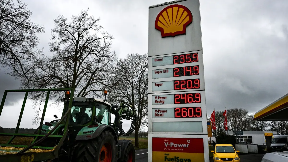 Spritpreise in Brandenburg: 31.03.2026, Brandenburg, Kremmen: Auf einer Anzeigetafel einer Tankstelle werden die aktuellen Preise für Benzin und Diesel angezeigt. Die Tankstellen in Deutschland dürfen die Preise für Benzin und Diesel nur noch einmal am Tag erhöhen. Foto: Jens Kalaene/dpa +++ dpa-Bildfunk +++