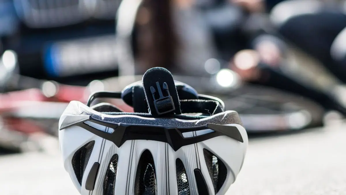 Radfahrer Fahrrad Unfall Fahrradunfall Radhelm Fahrradhelm Symbolfoto
