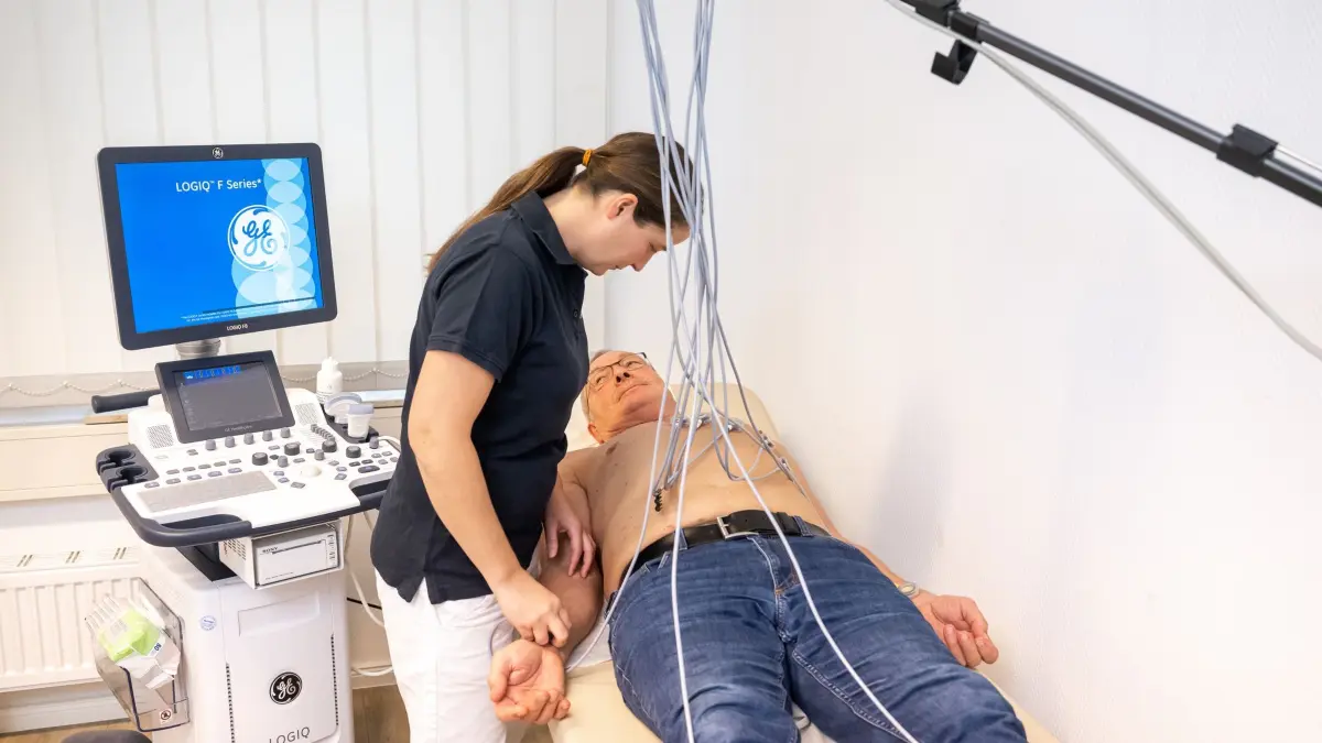 Ein Patient beim Ruhe-EKG: ILLUSTRATION - Geht es dem Herzen gut? Wer eine Vorgeschichte mit einem Infarkt hat, lässt Beschwerden lieber einmal zu oft abklären. (zu dpa: «Nach Herzinfarkt Vertrauen in den Körper verloren? Das hilft») Foto: Benjamin Nolte/dpa-tmn - Honorarfrei nur für Bezieher des dpa-Themendienstes +++ dpa-Themendienst +++