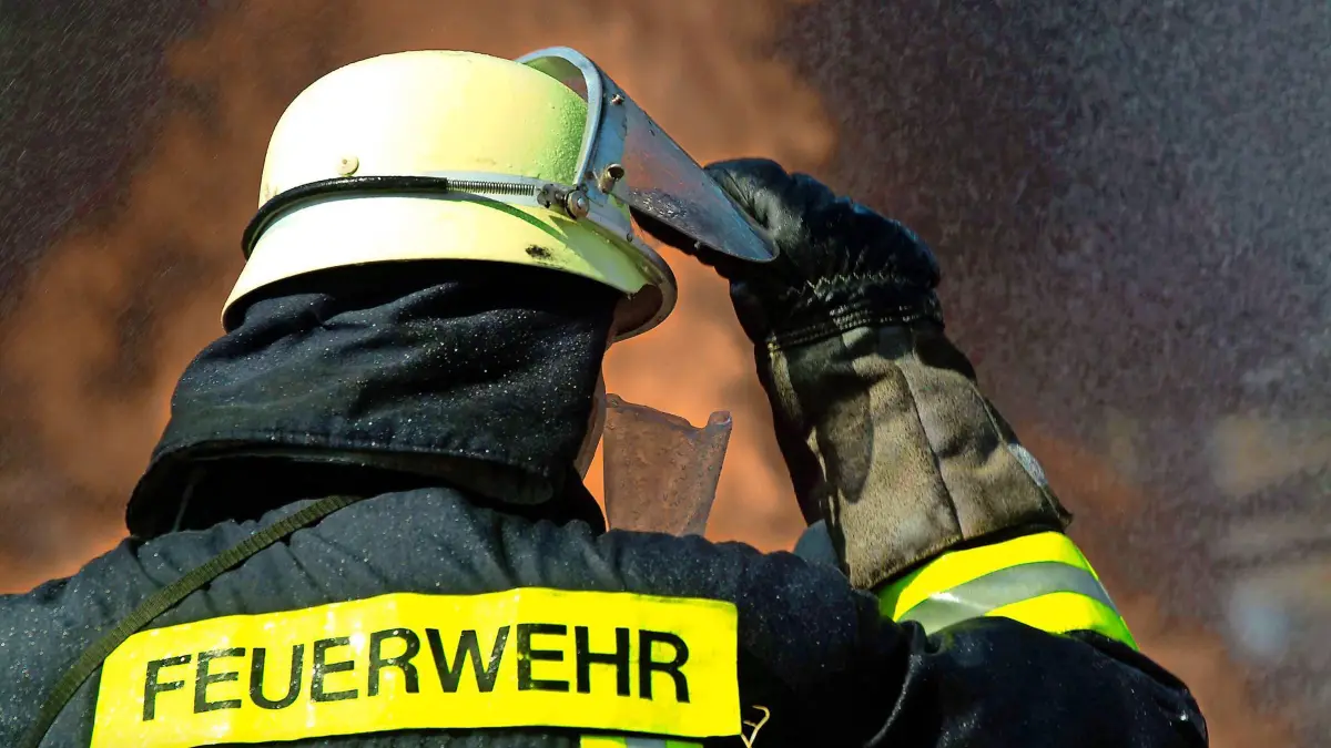 Bildnummer: 50669988 Datum: 19.04.2004 Copyright: imago/Jochen Tack Feuerwehrmann klappt angesichts der Flammen das Visier seines Helmes herunter während einer Unfallsimulation auf dem Gelände der Feuerwehrschule RISC in Rotterdam, Personen ; 2004, Rotterdam, Unfallsimulationen, Simulation, Simulationen, Einsatz, Einsätze, Feuerwehreinsatz, Feuerwehreinsätze, Notfalleinsatz, Notfalleinsätze, Flamme, Flammen, brennen, brennend, brennt, Brand, Brände, Feuerwehrmänner, Feuerwehrmann, Schutzkleidung, Schutzkleidungen, Schutzanzug, Schutzanzüge, Schutzhelme, Helm, Helme, Schriftzug; , quer, Kbdig, Einzelbild, close, Rückansicht, Perspektive, Holland, Arbeitswelten, Gesellschaft, , Feuerwehr, Staat, / Feuerwehrübung, Feuerwehrübungen, Löscheinsatz, Löscheinsätze, Symbolfoto, pessimistisch, Ratlosigkeit, Verzweiflung, Highlight