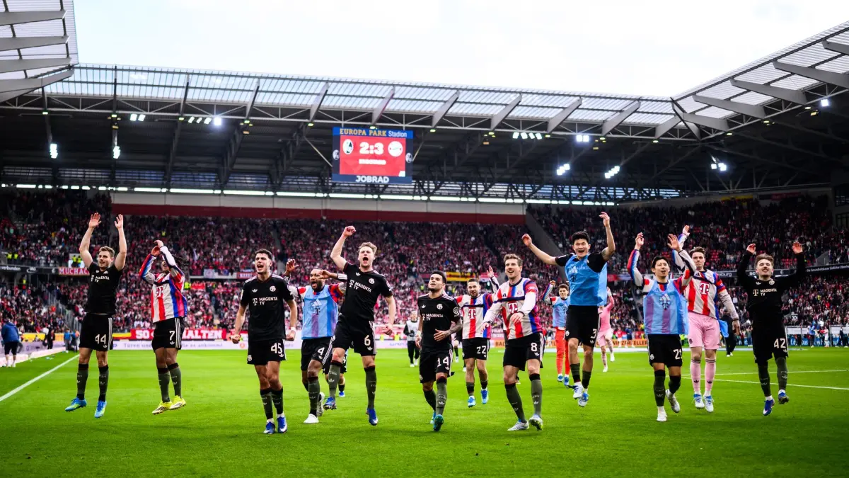 SC Freiburg - Bayern München: 04.04.2026, Baden-Württemberg, Freiburg im Breisgau: Fußball, Männer: Bundesliga, SC Freiburg - Bayern München, 28. Spieltag, Europa-Park Stadion. Die Spieler des FC Bayern München jubeln nach dem Spiel über den Sieg. Foto: Tom Weller/dpa - WICHTIGER HINWEIS: Gemäß den Vorgaben der DFL Deutsche Fußball Liga bzw. des DFB Deutscher Fußball-Bund ist es untersagt, in dem Stadion und/oder vom Spiel angefertigte Fotoaufnahmen in Form von Sequenzbildern und/oder videoähnlichen Fotostrecken zu verwerten bzw. verwerten zu lassen. +++ dpa-Bildfunk +++