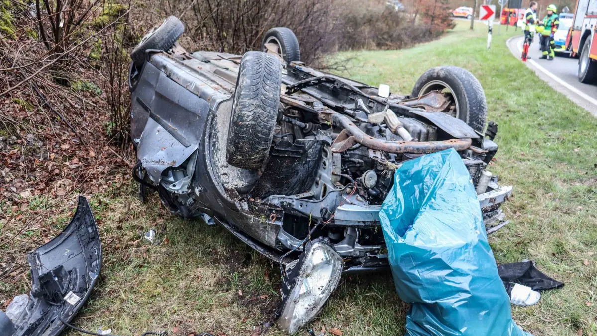 Nagold: Mehrere schwer Verletzte nach Unfall - Fahrer war alkoholisiert: Zu einem schweren Verkehrsunfall auf der B28 kam es am Ostersonntag gegen 07:00 Uhr zwischen Nagold und Jettingen. Ein mit fuenf jungen Frauen besetzter Opel Corsa kam mutmasslich aufgrund ueberhoehter Geschwindigkeit in einer Kurve von der Fahrbahn ab, ueberschlug sich mehrfach und landete im angrenzenden Feld auf dem Dach. Die 19 jaehrige Fahrzeugfuehrerin und ihre vier Mitfahrerinnen im Alter von 18 bis 20 Jahren wurden allesamt schwer und zum Teil lebensgefaehrlich verletzt in umliegende Krankenhaeuser eingeliefert. Die Fahrzeuginsassen standen erkennbar unter Alkoholeinfluss. Ein bei der Fahrzeugfuehrerin durchgefuehrter Atemalkoholtest ergab einen Wert von ueber 1,2 Promille. Ihr wurde eine Blutprobe entnommen und der Fuehrerschein einbehalten. Bei dem Einsatz waren fuenf Rettungswagen, 2 Notaerzte, ein Rettungshubschrauber, vier Feuerwehrfahrzeuge sowie vier Funkstreifenwagen im Einsatz. Fuer die Dauer der Unfallaufnahme war die B28 zeitweise voll gesperrt. Das Unfallfahrzeug wurde abgeschleppt, der entstandene Sachschaden belaeuft sich auf etwa 4000 EUR.
